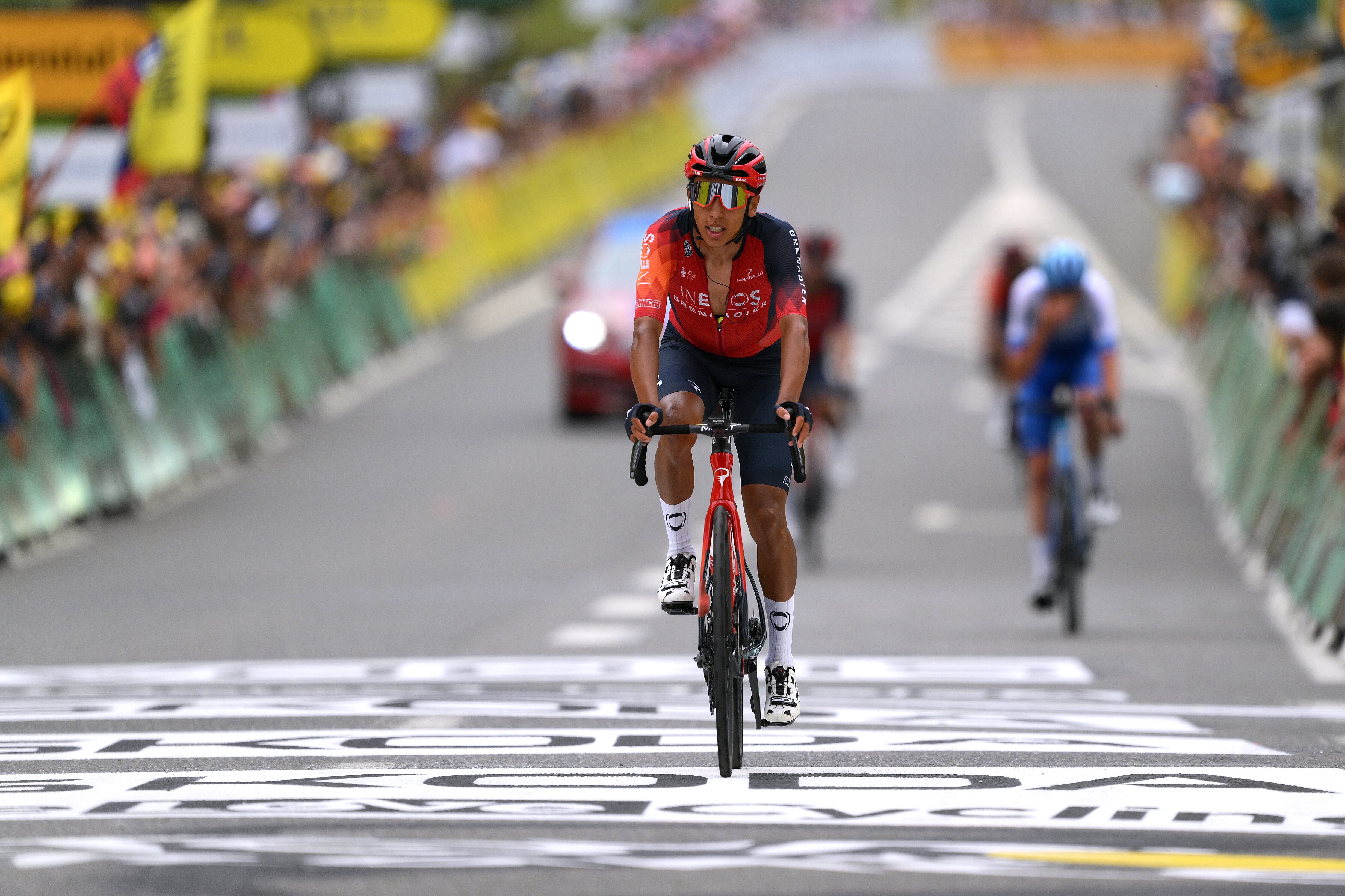 Egan Bernal cruzando la meta en la quinta etapa del Tour. (Photo by David Ramos/Getty Images)