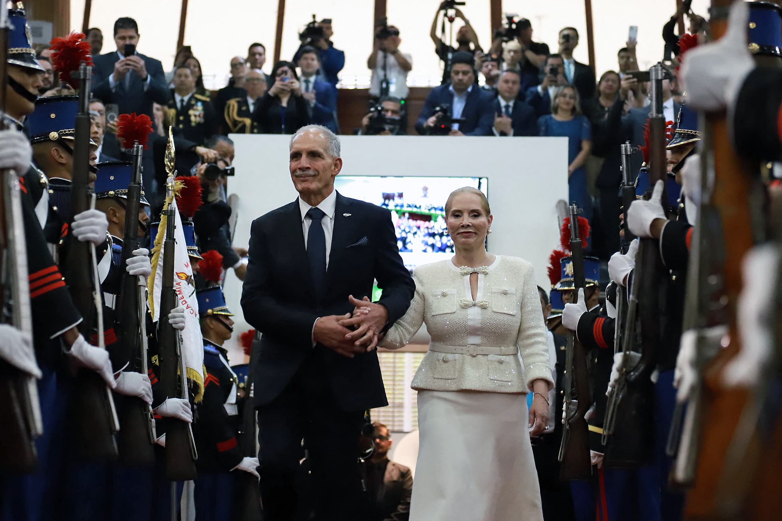 Nasry 'Tito' Asfura y su esposa Lissette del Cid. Foto: Handout / Honduran Congress / AFP