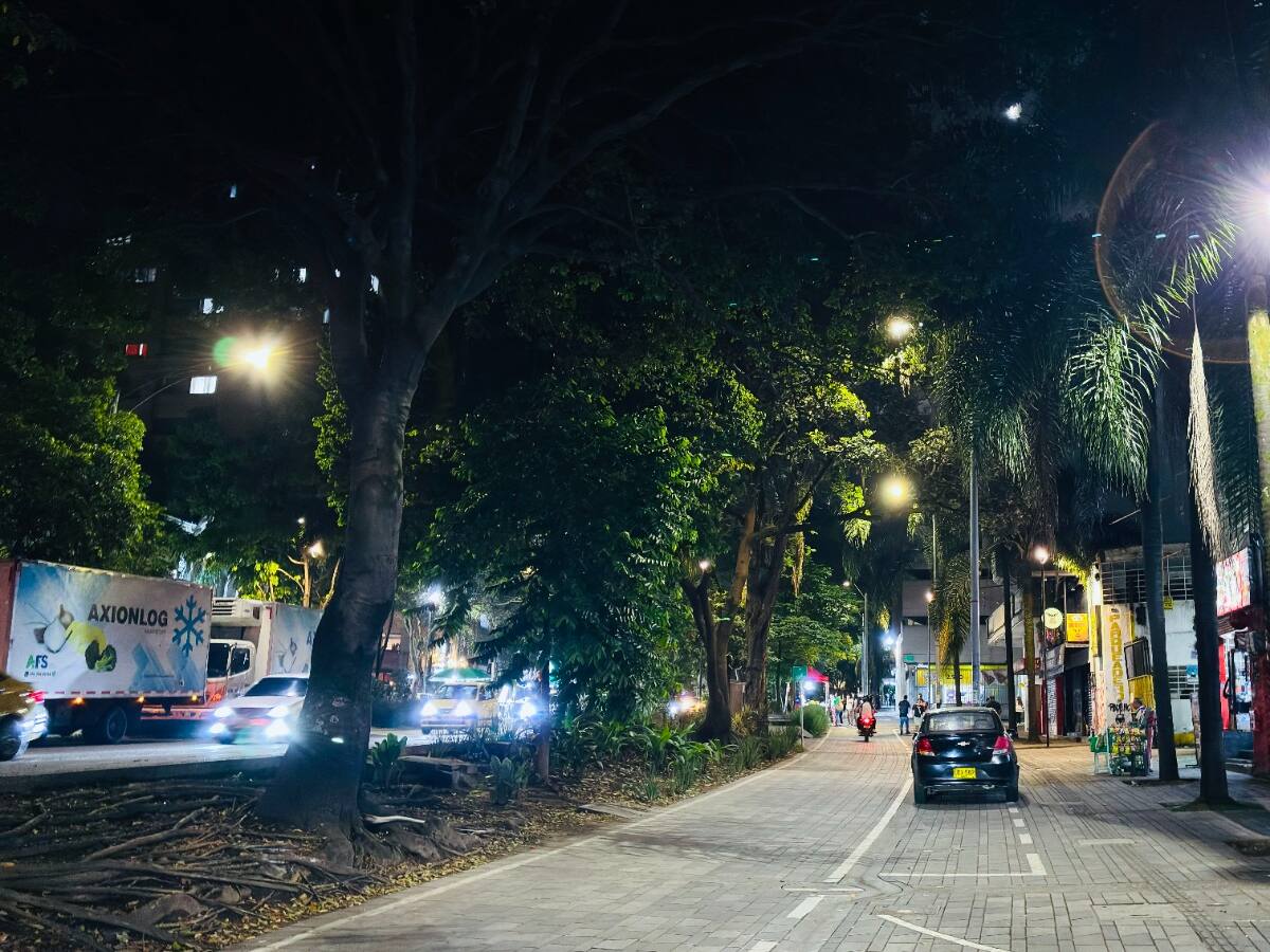 Nueva infraestructura lumínica devuelve el brillo a la tradicional Avenida La Playa en Medellín