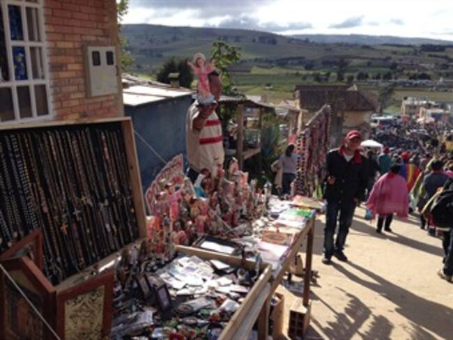 Al pie de los templos pululan las ventas ambulantes “en nombre de Dios”