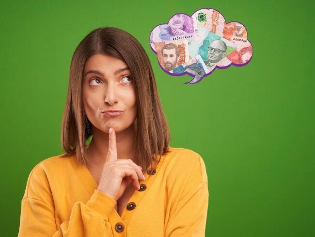Mujer pensando en dinero colombiano