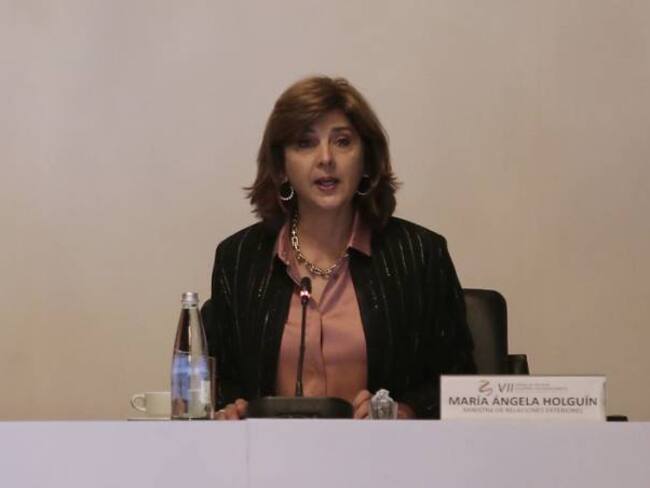 María Ángela Holguín.