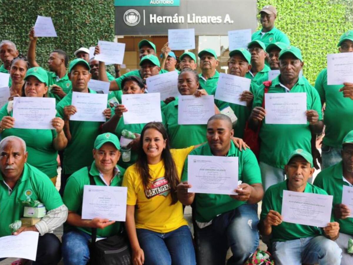 Gradúan en talleres a prestadores de servicios turísticos en Cartagena
