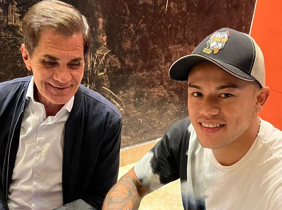 Leonardo Castro junto al Pitirry Salazar, en la firma de su contrato / imagen suministrada.