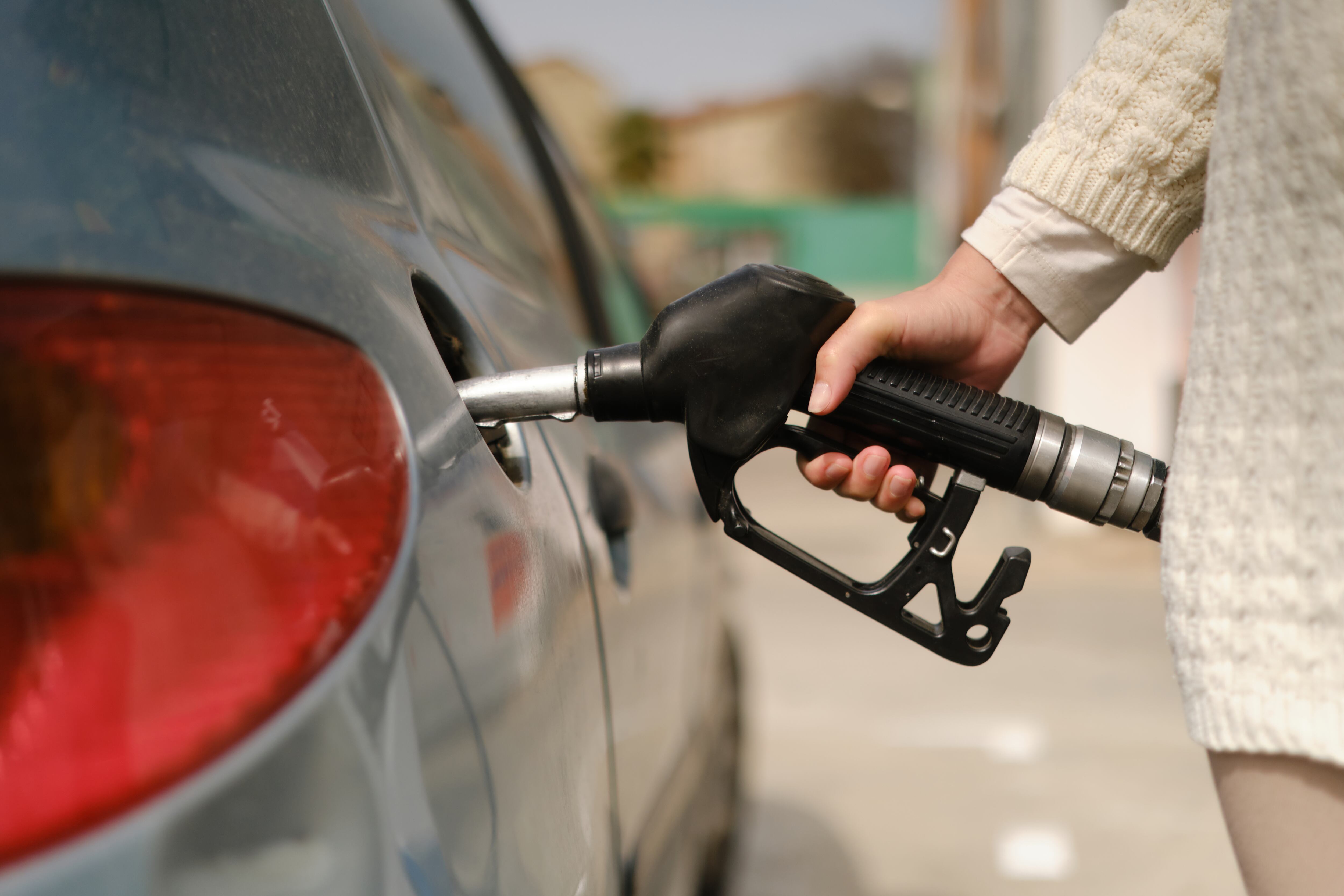 Mujer poniendo gasolina a su carro (Getty Images)