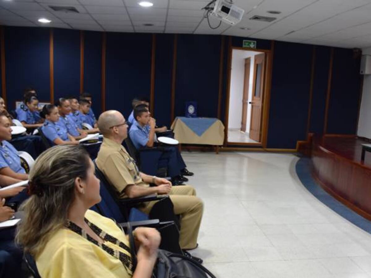 Cadetes Participan de conversatorio en Escuela Naval con Juan Gossaín
