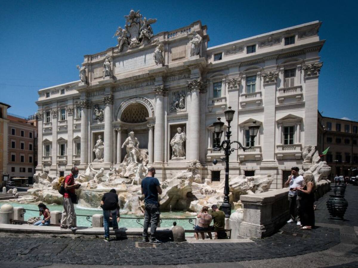 Tapabocas deja de ser obligatorio en exteriores en Italia