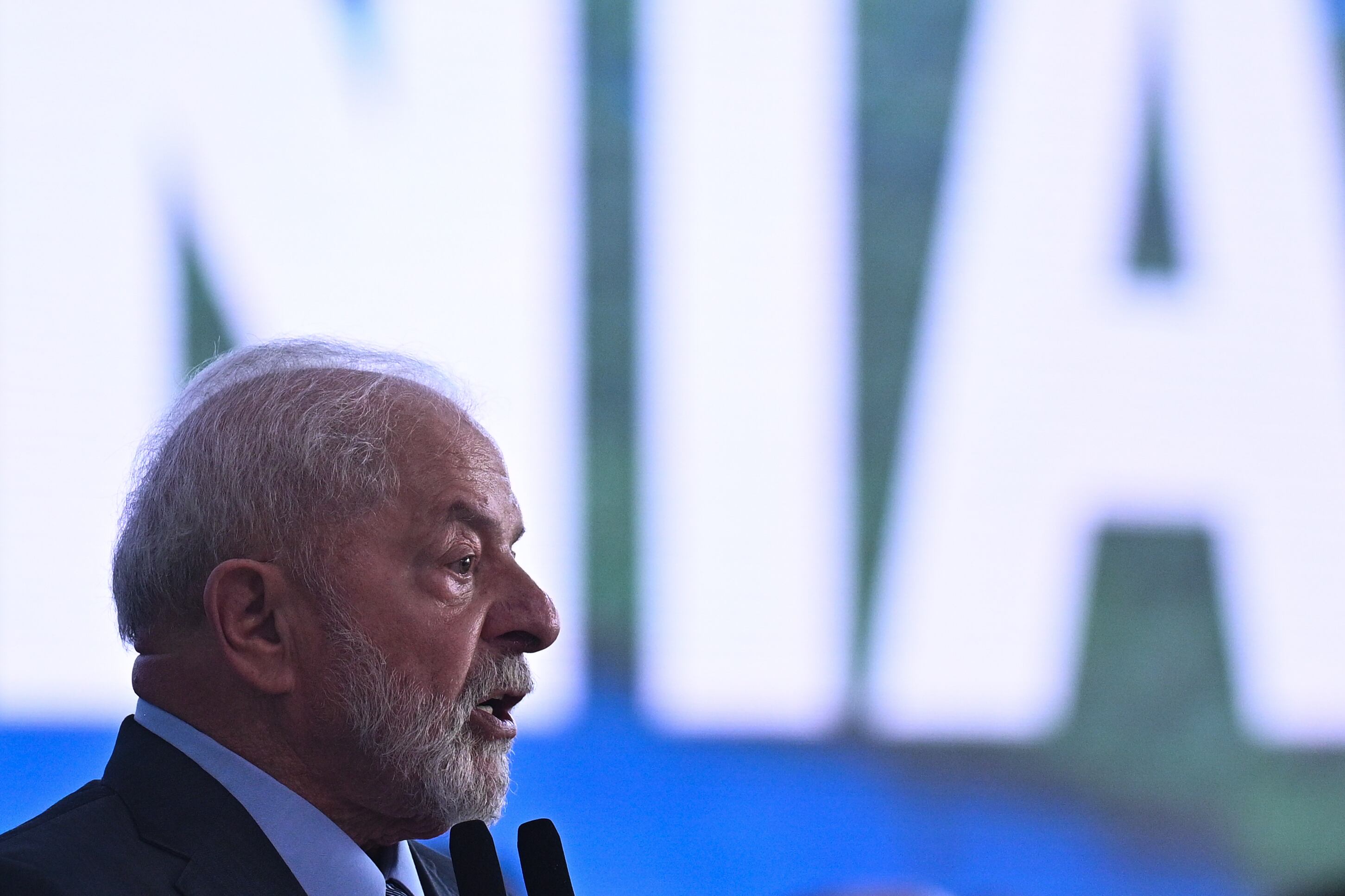AME6849. BRASILIA (BRASIL), 05/09/2023.- El presidente de Brasil, Luiz Inácio Lula da Silva, habla hoy durante un acto por el Día de la Amazonía, en el Palacio de Planalto en Brasilia (Brasil). Lula anunció este martes la creación de dos nuevos territorios indígenas y de dos nuevas y enormes reservas ambientales como parte de un conjunto de medidas para preservar la mayor selva tropical del mundo, en un acto en el que conmemoró el Día de la Amazonía. EFE/André Borges