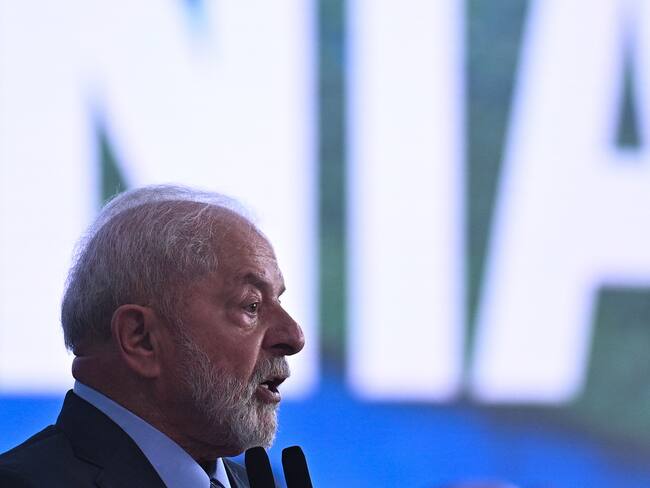 AME6849. BRASILIA (BRASIL), 05/09/2023.- El presidente de Brasil, Luiz Inácio Lula da Silva, habla hoy durante un acto por el Día de la Amazonía, en el Palacio de Planalto en Brasilia (Brasil). Lula anunció este martes la creación de dos nuevos territorios indígenas y de dos nuevas y enormes reservas ambientales como parte de un conjunto de medidas para preservar la mayor selva tropical del mundo, en un acto en el que conmemoró el Día de la Amazonía. EFE/André Borges