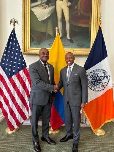 Embajador de Colombia en Estados Unidos, Luis Gilberto Murillo y Eric Adams, alcalde de Nueva York. Foto: Embajada Colombia en EE.UU..