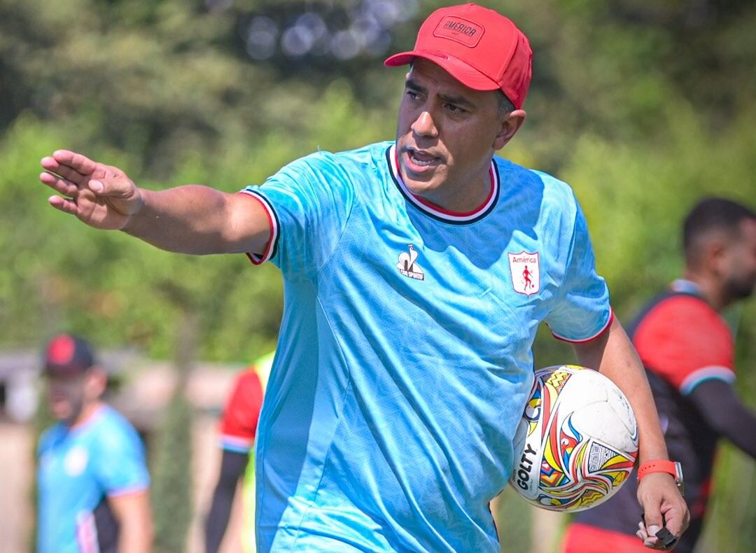 César Farías, entrenador del América / @AmericadeCali