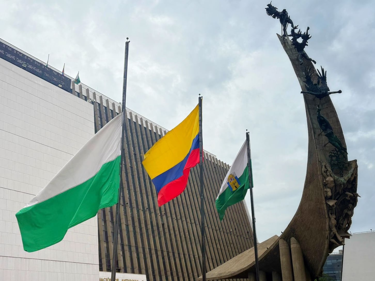 Antioquia izó su bandera en solidaridad con los soldados fallecidos en Puerto Leguizamo Foto: Gobernación de Antioquia