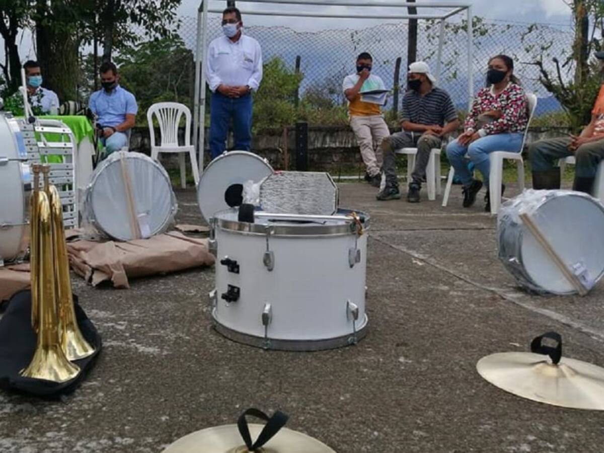 Dotación educativa y musical para comunidades del occidente caldense