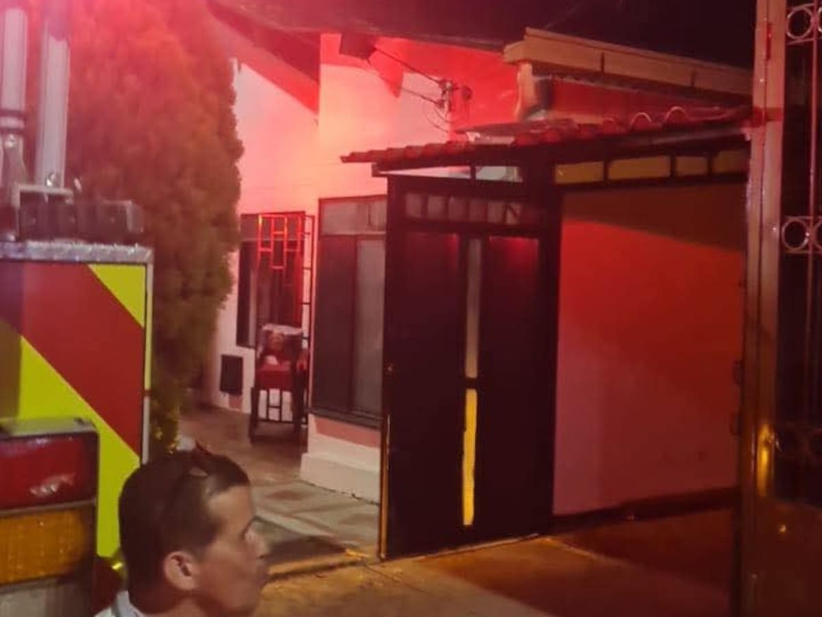 Incendio en Neiva deja una persona herida y alarma en barrio Los Colores