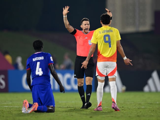 Santiago Londoño se marchó expulsado del partido en tiempo de reposición. (Photo by Jurij Kodrun - FIFA/FIFA via Getty Images)