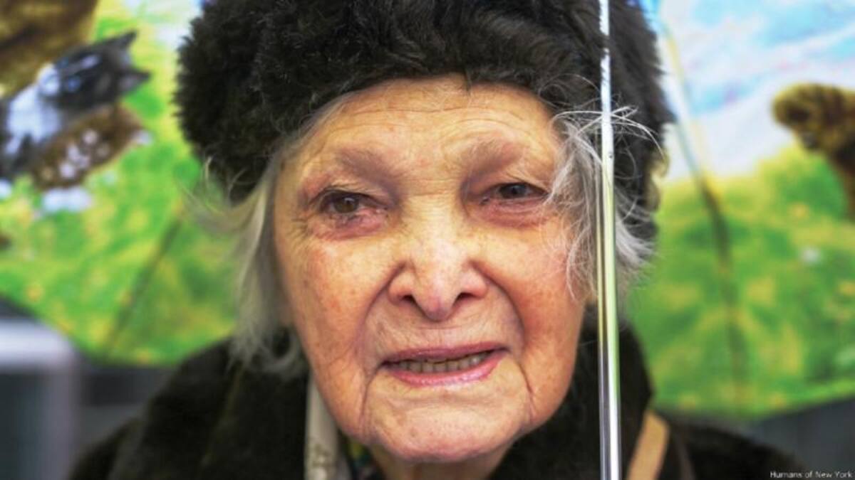 En medio del frenesí y el caos de Nueva York, un joven se ha dedicado a rescatar, con la cámara al hombro, las historias personales cotidianas de la ciudad. Una de ellas es la de esta mujer. El pie de foto dice: "Cuando mi esposo se estaba muriendo, yo le dije 'Moe, ¿cómo se supone que debo vivir sin ti?' Él me respondió: 'toma el amor que tienes por mí y espárcelo'".