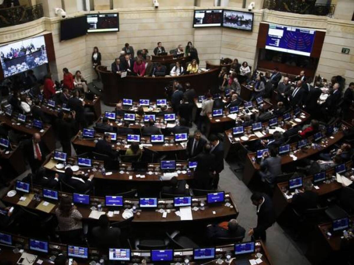 Congreso aprueba la creación de un sistema nacional de becas