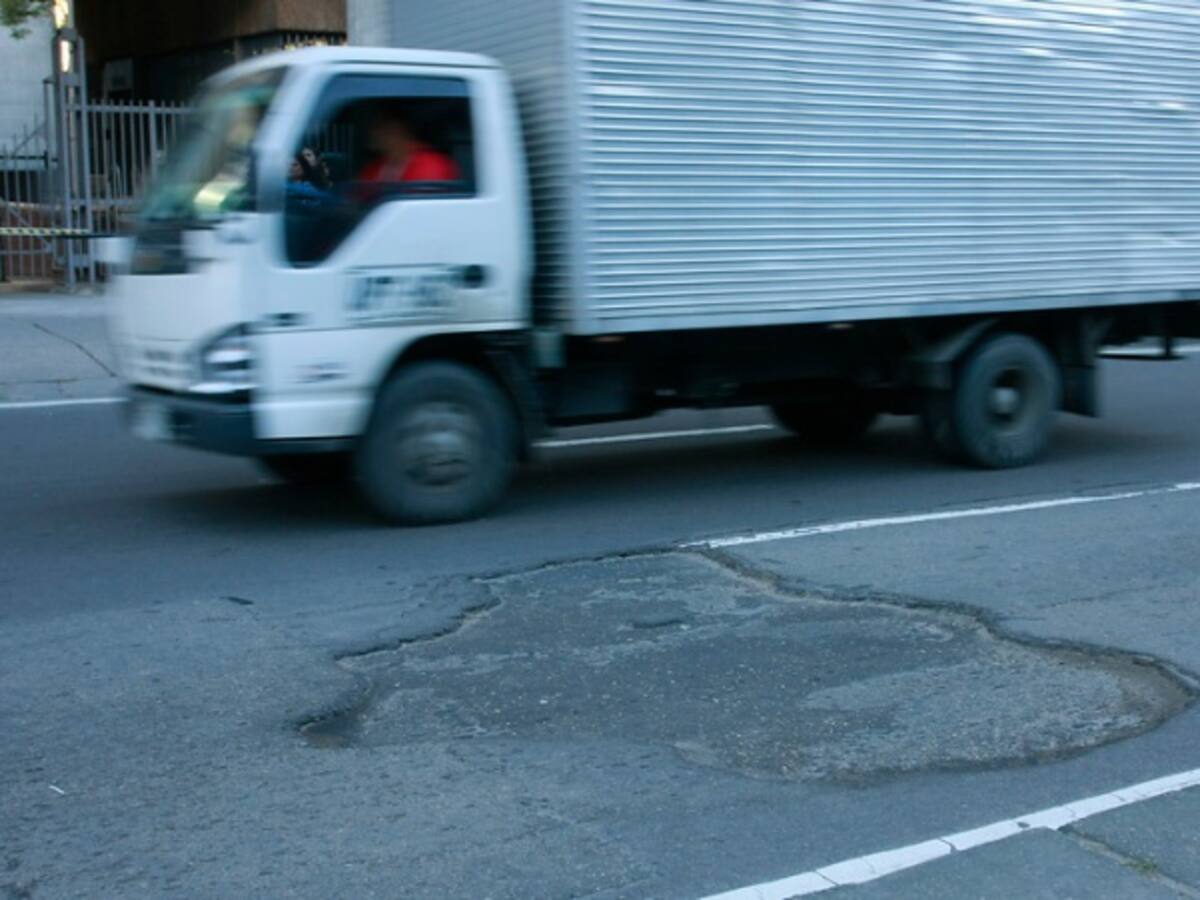 En abril abrirían licitación para tapar 7.000 huecos en vías de Bogotá