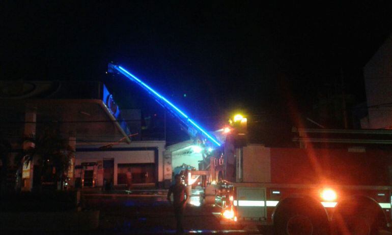 Incendio en una fábrica atendido por los bomberos de Barranquilla.