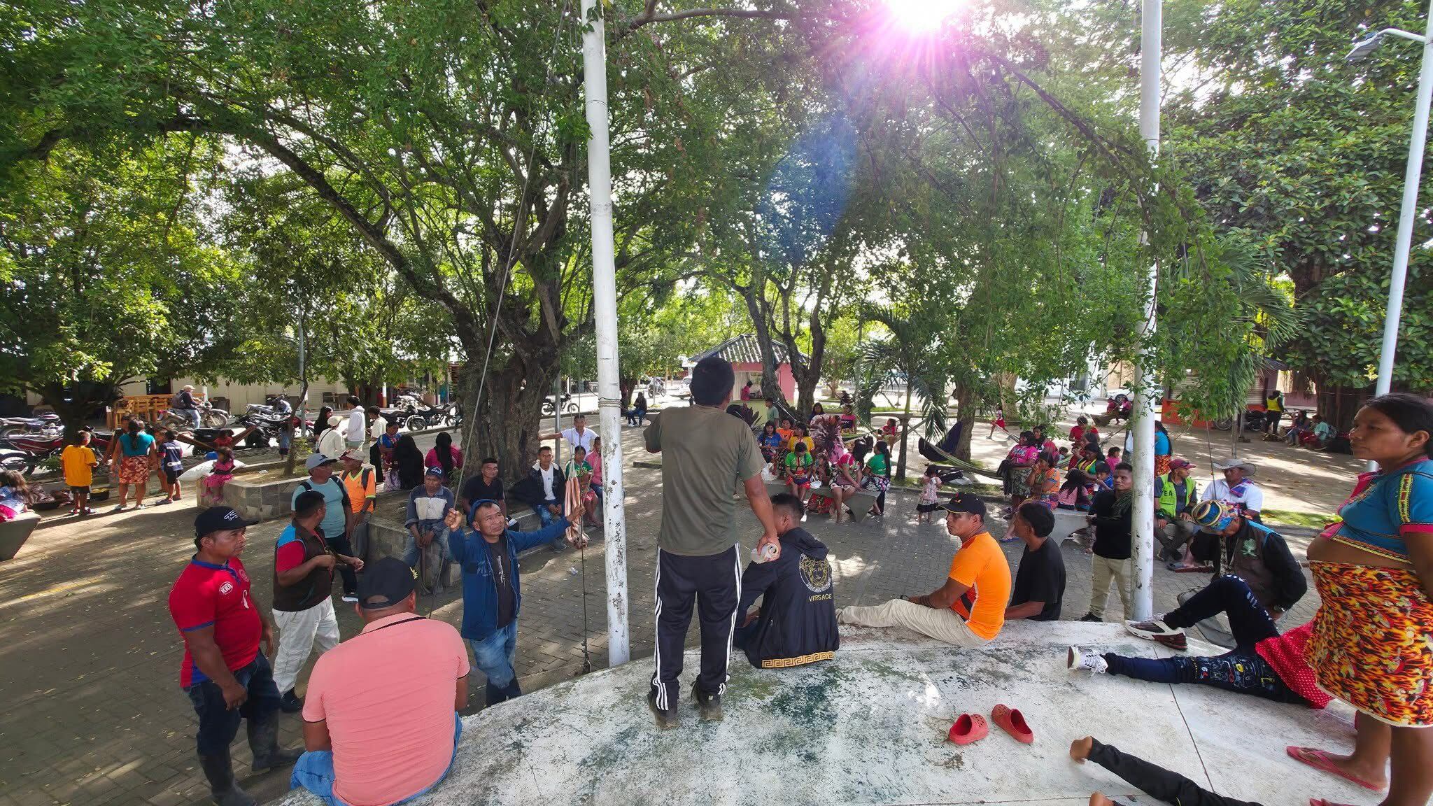 Protesta indígena en el parque Santiago Canabal, en Tierralta, Córdoba.