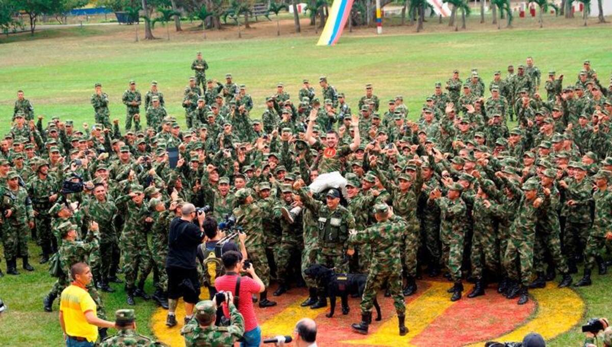 Durante el evento, integrantes de la Policía, el Esmad y el Ejército recibieron con emoción a Juanes, le prepararon una presentación musical con vallenato y otra con un Michael Jackson del batallón "Coronel Francisco José de Caldas".