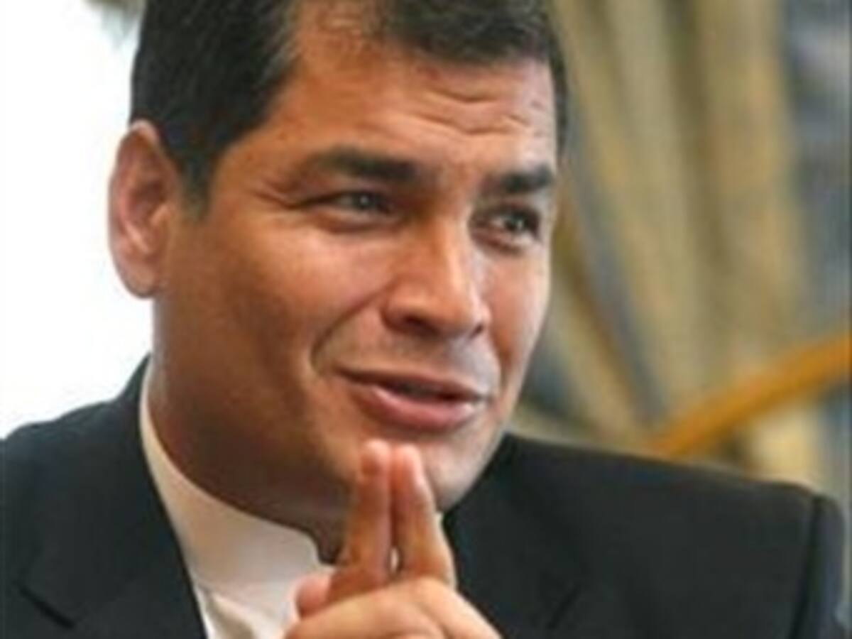 Rafael Correa revisa agenda para asistir a posesión de Santos