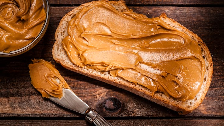 Mantequilla de maní esparcida sobre una rebanada de pan (Foto vía Getty Images)