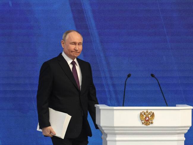 Moscow (Russian Federation), 29/02/2024.- Russian President Vladimir Putin enters a hall for his annual address to the Federal Assembly at the Gostiny Dvor conference center in Moscow, Russia, 29 February 2024. About 1,200 people, including lawmakers of Russia&#039;Äôs two-chamber parliament, Government members, heads of the Constitutional and Supreme court, and regional governors, were invited to attend the event. (Rusia, Moscú) EFE/EPA/SERGEI ILNITSKY