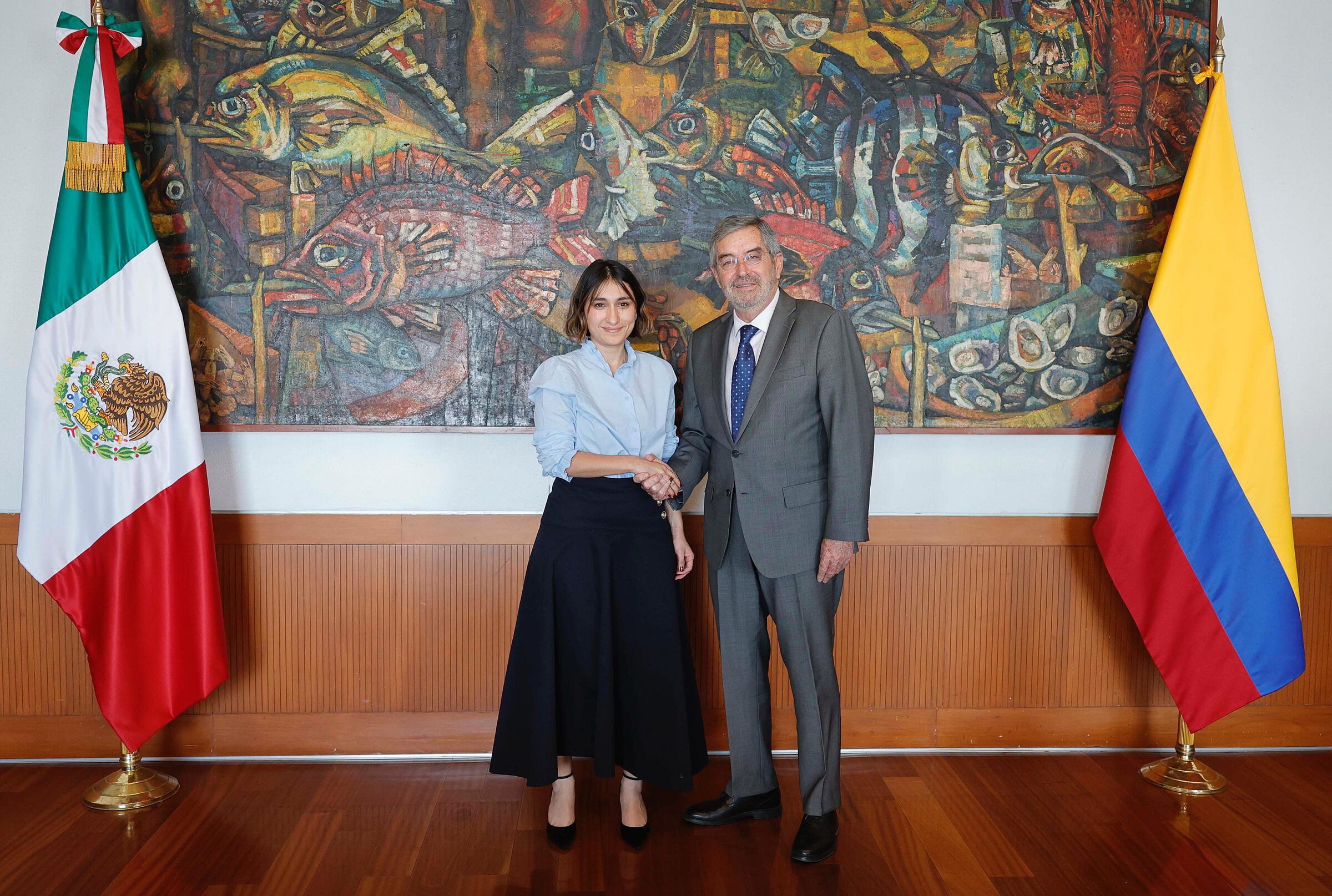 MEX7005. CIUDAD DE MÉXICO (MÉXICO), 19/03/2025.- Fotografía cedida por Secretaría de Relaciones Exteriores, del canciller mexicano Juan Ramón de la Fuente (d) saludando a su homóloga de Colombia, Laura Sarabia, durante una reunión de trabajo este miércoles, en Ciudad de México (México). Ramón de la Fuente y Sarabia sostuvieron una reunión de trabajo para revisar la agenda bilateral y discutir iniciativas que profundicen la cooperación e integración en América Latina y el Caribe. EFE/ Secretaría de Relaciones Exteriores /SOLO USO EDITORIAL/NO VENTAS/SOLO DISPONIBLE PARA ILUSTRAR LA NOTICIA QUE ACOMPAÑA (CRÉDITO OBLIGATORIO)