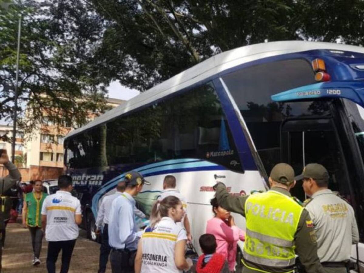 Trasladan un nuevo grupo de migrantes a la frontera