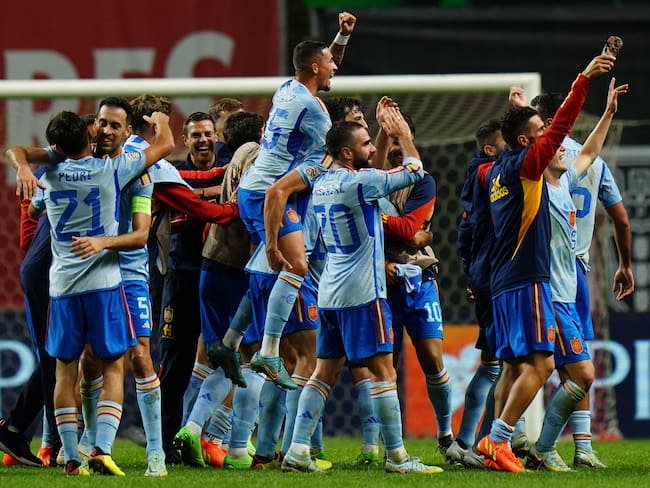 BRAGA, PORTUGAL - SEPTEMBER 27: Spain players celebrate the victory at the end of the UEFA Nations League - League Path Group 2 match between Portugal and Spain at Estadio Municipal de Braga on September 27, 2022 in Braga, Portugal.  (Photo by Gualter Fatia/Getty Images)