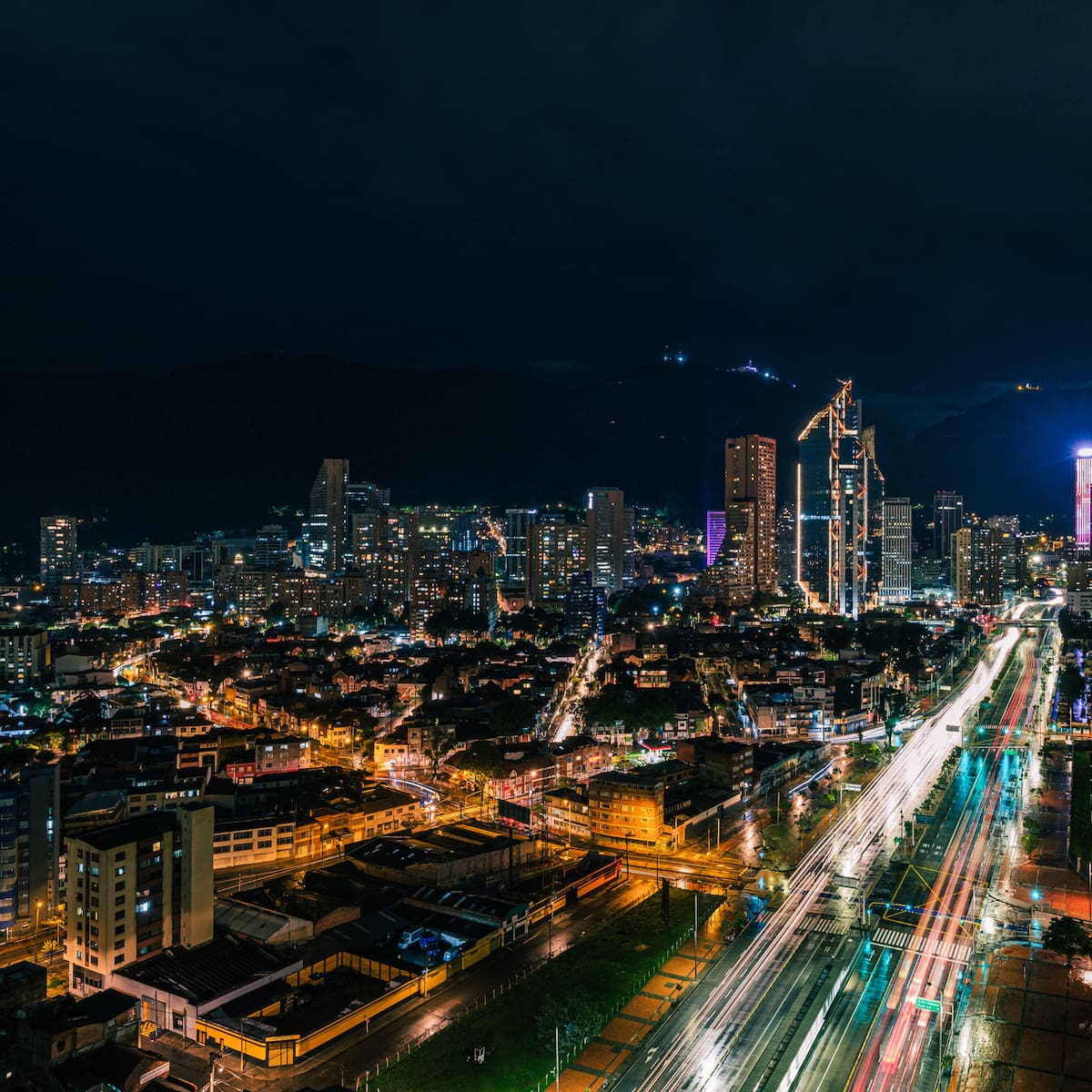 Bogotá sigue dormida: solo el 8,3% de las empresas formales operan en horario nocturno