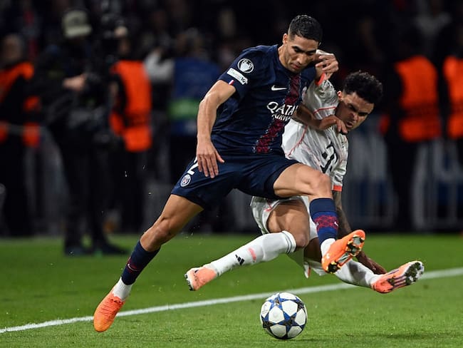 Luis Díaz en el momento de la falta a Hakimi en juego por Champions League / Getty Images