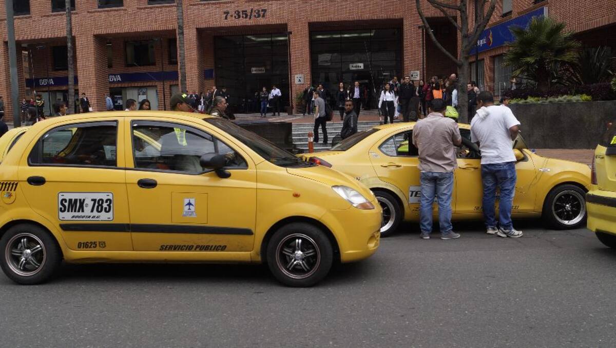 Cerca de 200 taxistas realizan esta protesta causando problemas de movilidad por la carrera séptima.