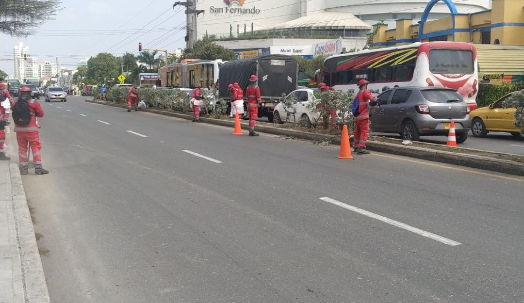 La campaña ambiental se realizó con 20 operarios desde la Bomba del Amparo hasta el barrio Ternera