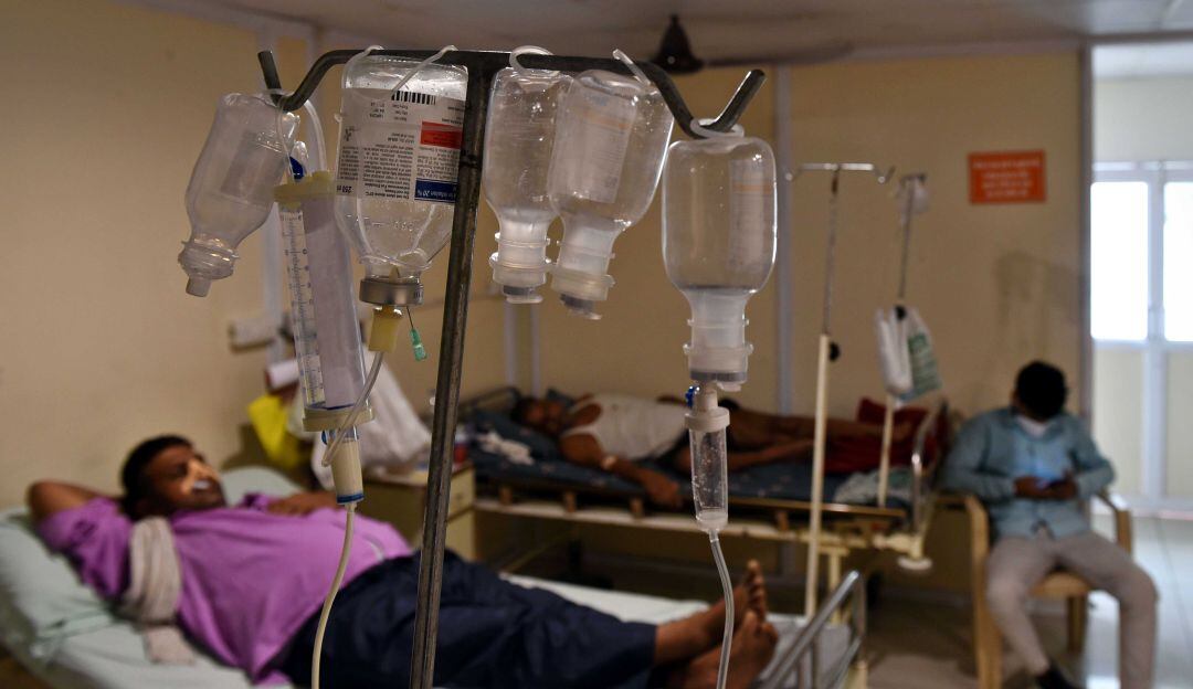 Un paciente que se recupera después de una cirugía para extirpar el hongo negro (mucormicosis) el 3 de junio de 2021 en Ghaziabad, India