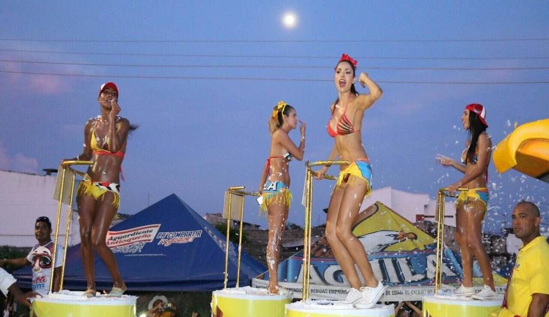 Desfile de carrozas en Montería.