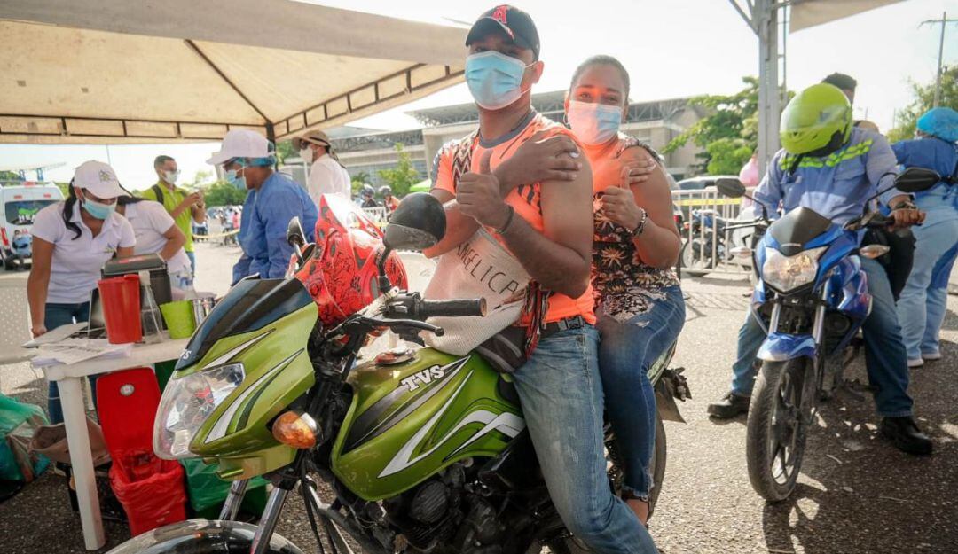 Desde tempranas horas muchos ciudadanos acudieron a vacunarse contra la COVID-19, sin bajarse de su automóvil, ni de su moto