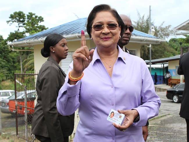 Kamla Persad-Bissessar criticó las amenazas de bomba en el país advirtiendo que la respuesta a los grupos armados es paz o guerra total, “no hay término medio”.
(Foto: Sean Drakes/LatinContent via Getty Images)