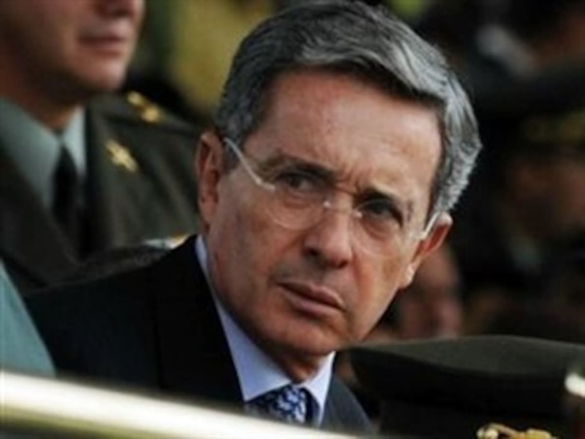 Cercanía de Uribe a FF.MM. huele a golpe de Estado: Piedad Córdoba