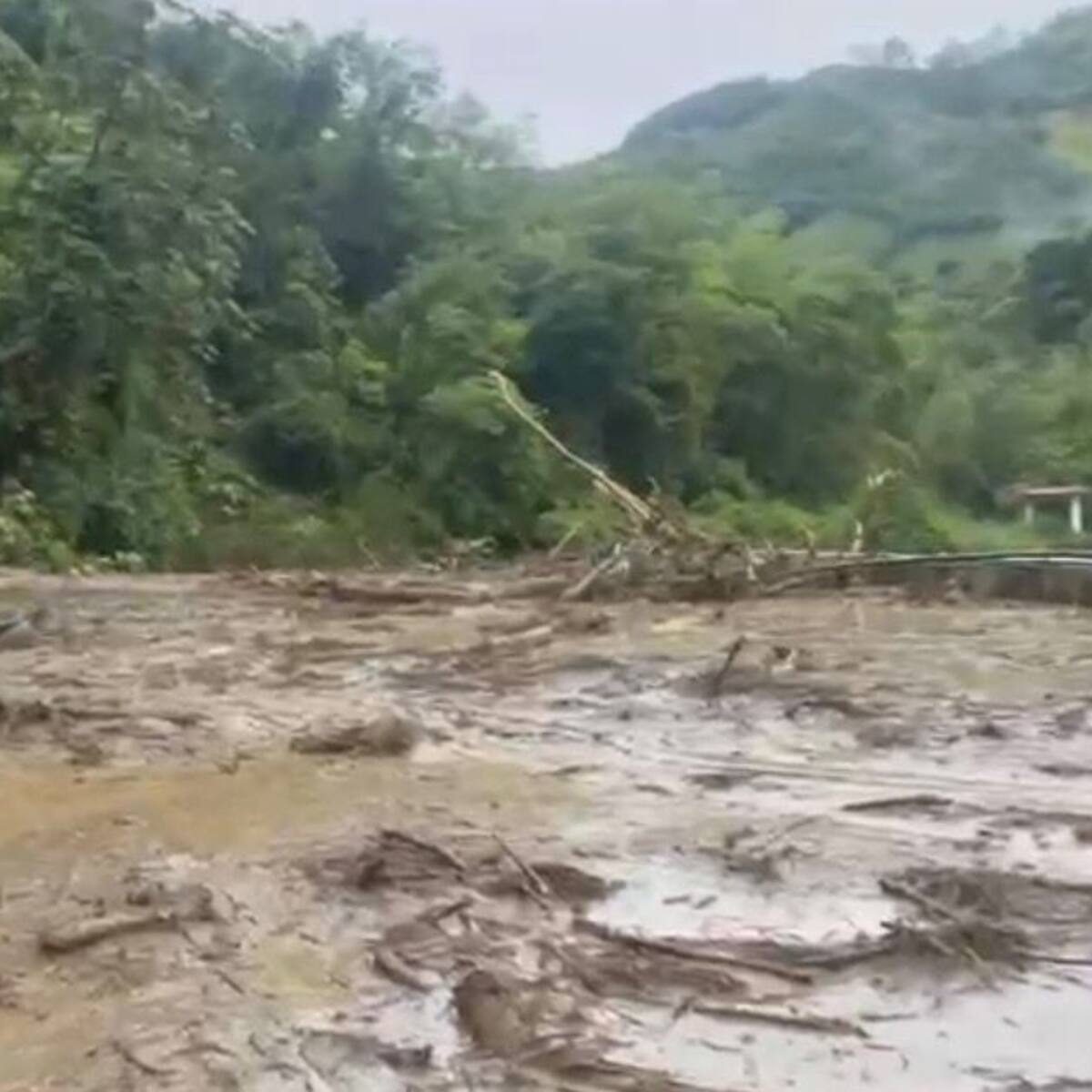 Bloqueada la vía Pacho-La Palma en Cundinamarca por deslizamiento de tierra