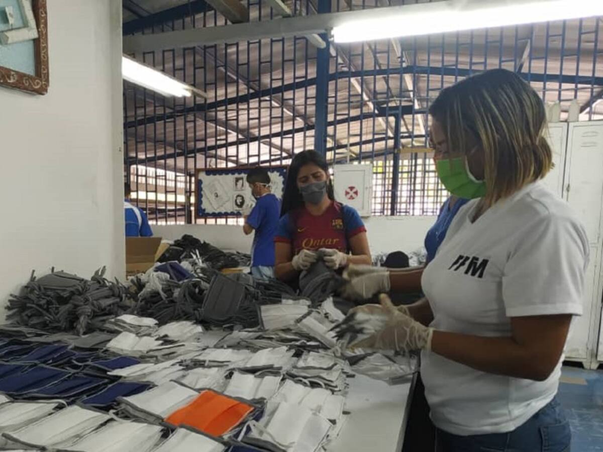 En la frontera venezolana empiezan a confeccionar sus propios tapabocas