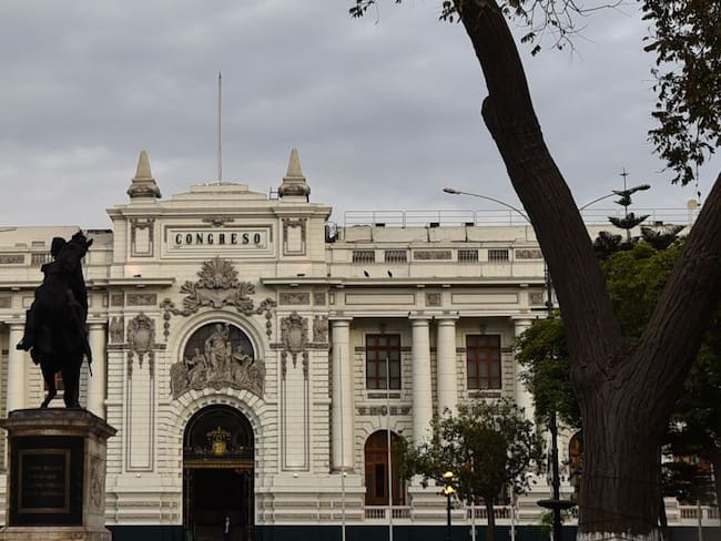 Peruanos empiezan a votar en las elecciones legislativas adelantadas