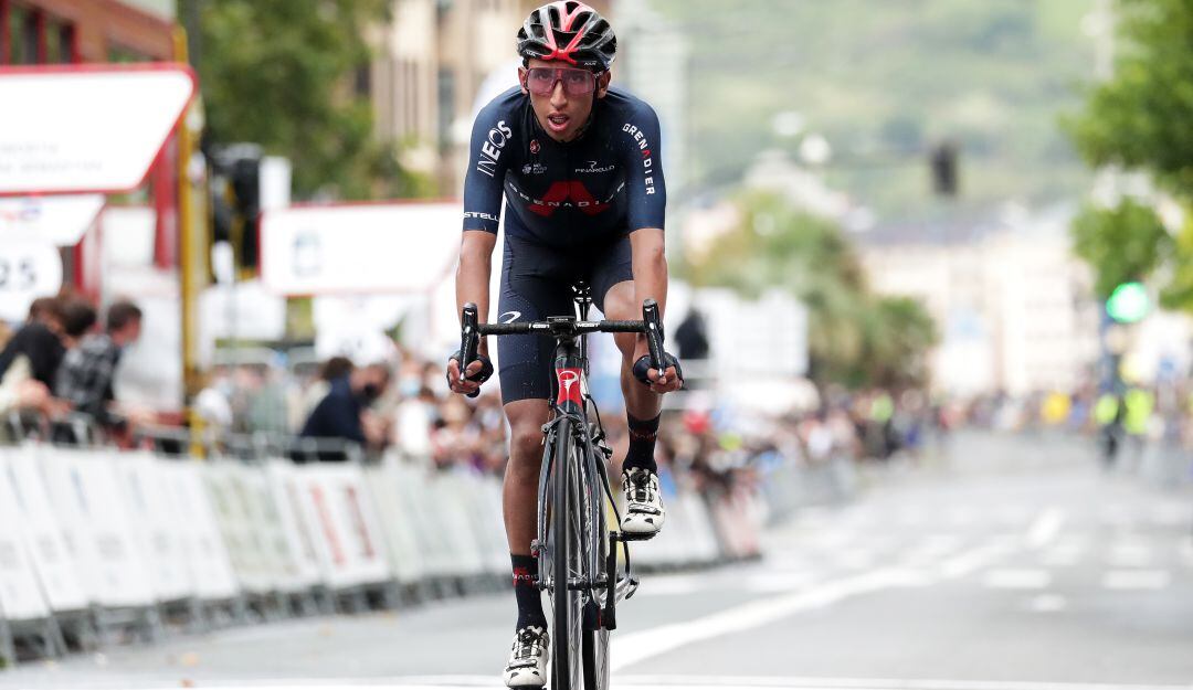 Egan Bernal cruza la meta en la Clásica de San Sebastián.
