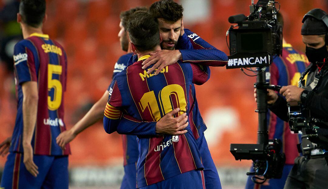 Gerard Pique y Lionel Messi en el Barcelona 2021