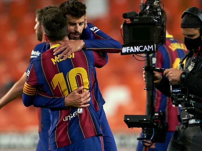 Gerard Pique y Lionel Messi en el Barcelona 2021