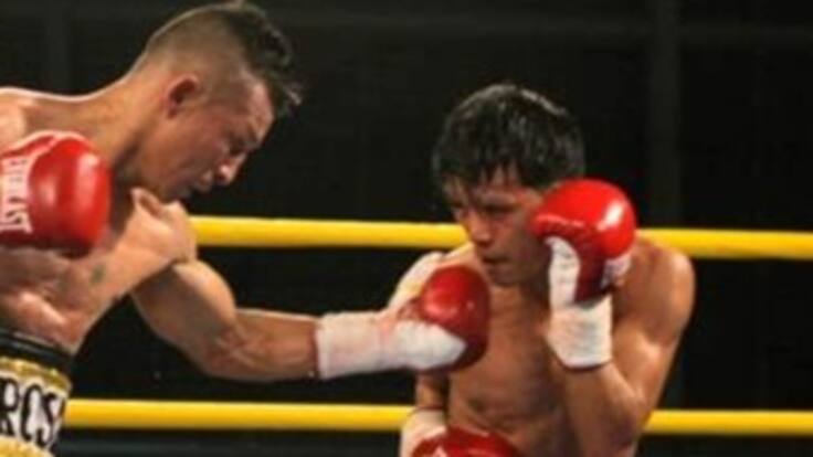 El boxeador Luis de la Rosa, no pudo con Merlito Sabillo y cayó por nocaut