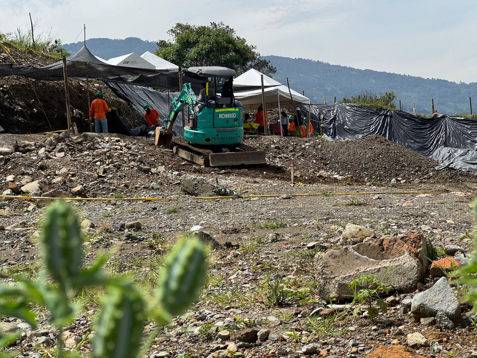 Maquinaria amarilla en la escombrera de Medellín - foto alcaldía