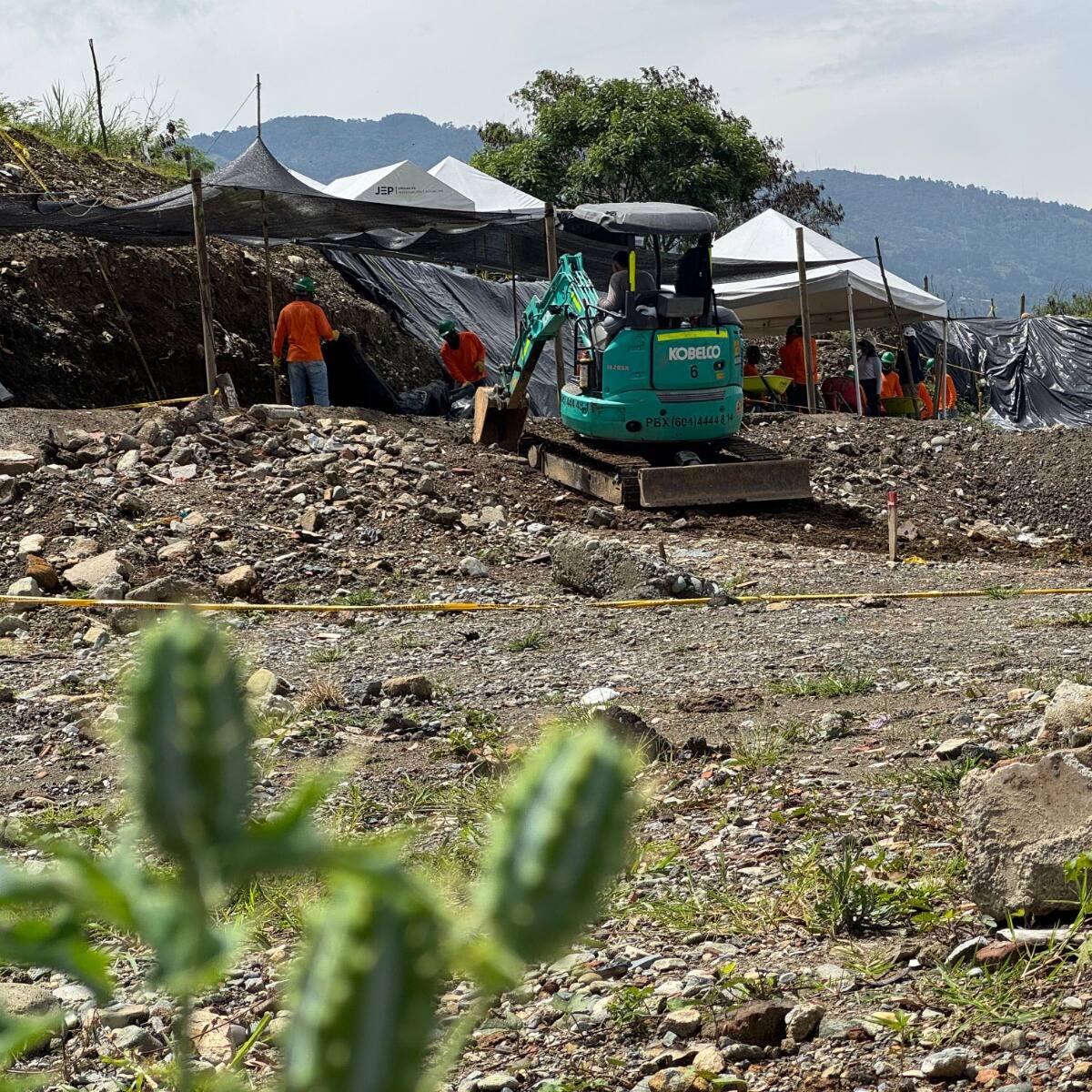 La alcaldía envió maquinaria amarilla a la escombrera para apoyar la búsqueda de desaparecidos