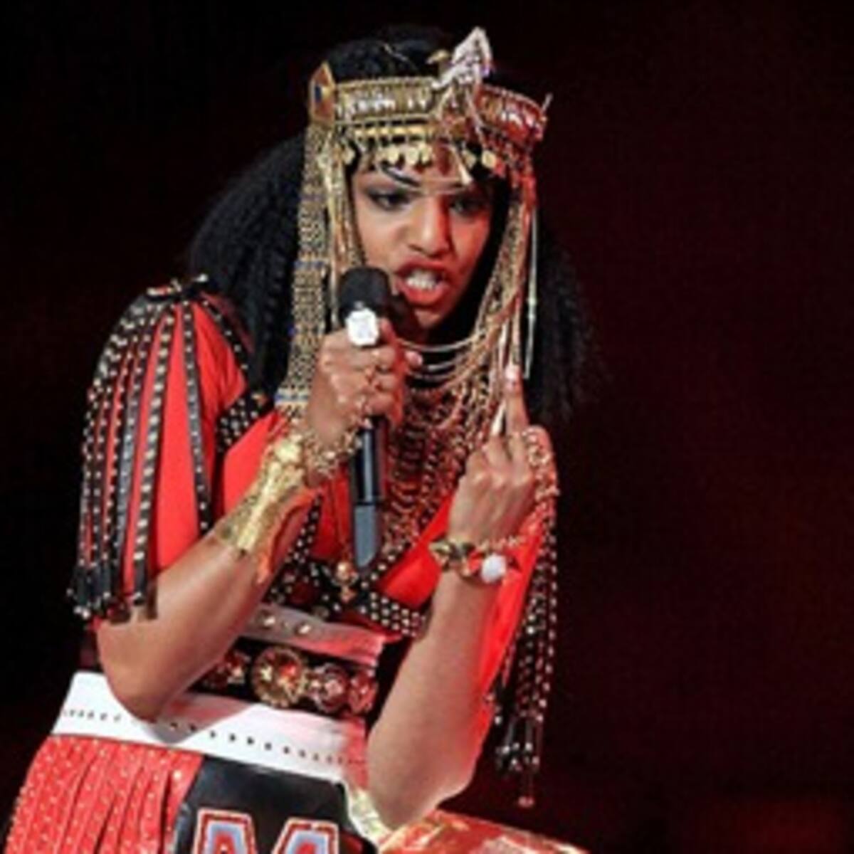 M.I.A hace 'pistola' en el espectáculo del Super Bowl. Madonna, la reina